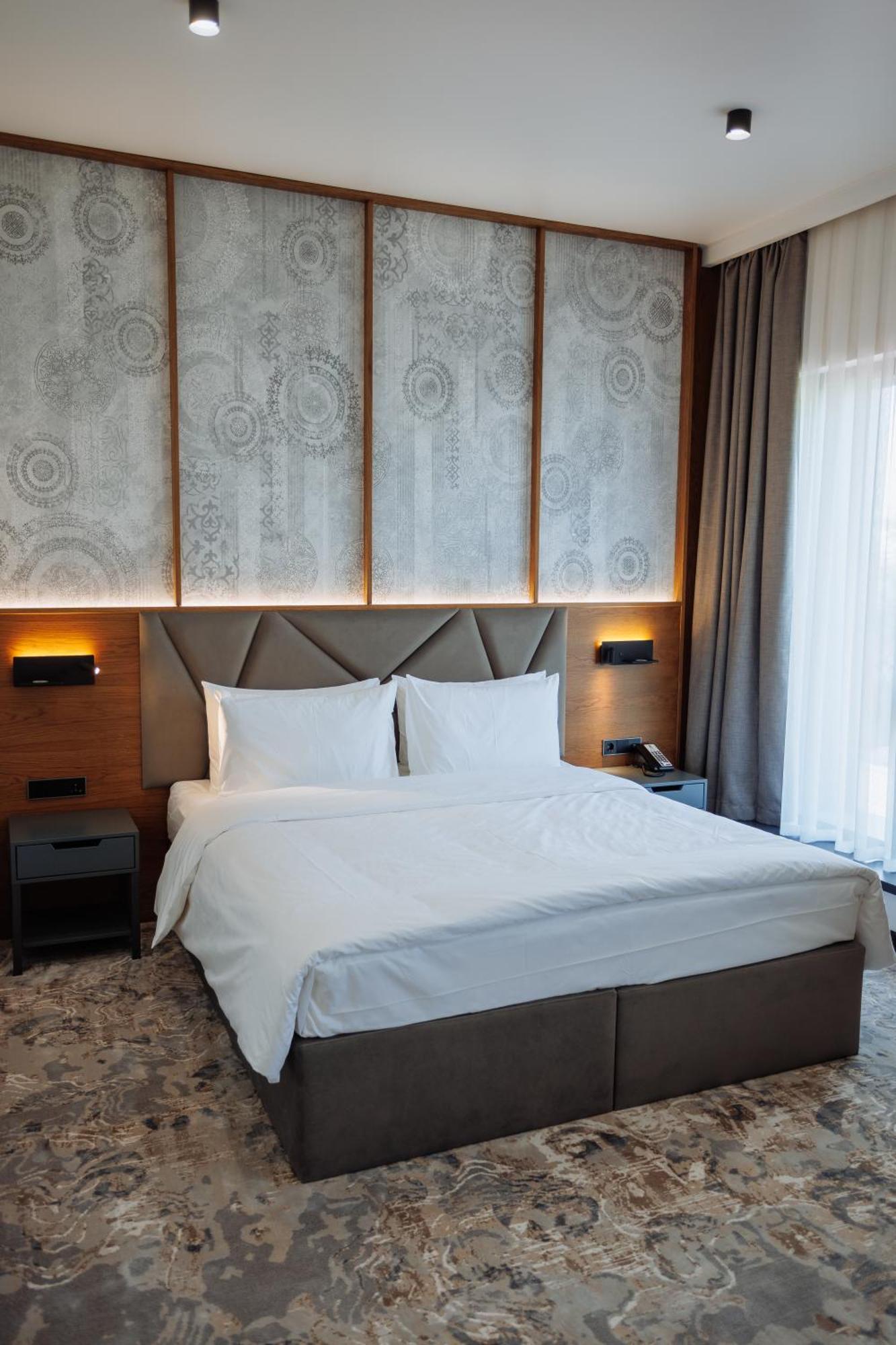 Aurum Garden Hotel Shymkent Ngoại thất bức ảnh
